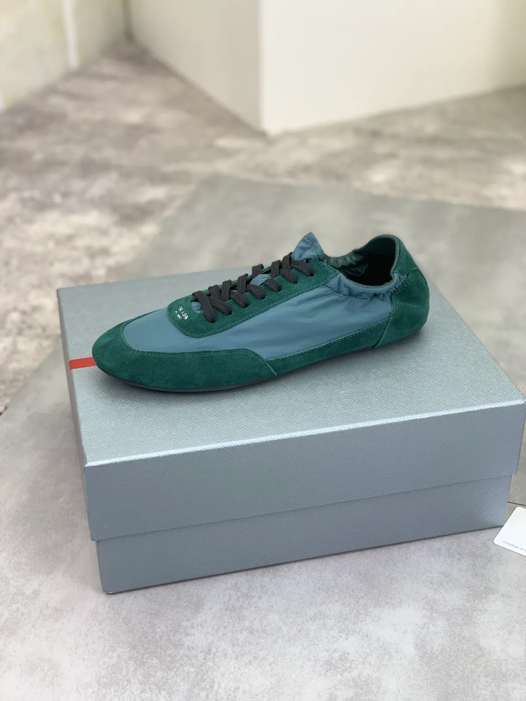 Men's shoes 💰P500💰【New style】hot style is on the official website, 🆘 Trendy brand (Prada) mainly promotes hot style, avant-garde and versatile fashion men's shoes private version mold opening, cowhide surface splicing 1:1 replica... fashionable and simple, original imported cowhide lining cowhide feet; the atmosphere and personality are more fashionable, eye-catching and pursuing class. It will subvert the old idea and be a must-have for fashion trendsetters with you! Must keep it for yourself! Tall and comfortable, large and low, high-end quality workmanship. Size: 38-44; 6️⃣colors available.